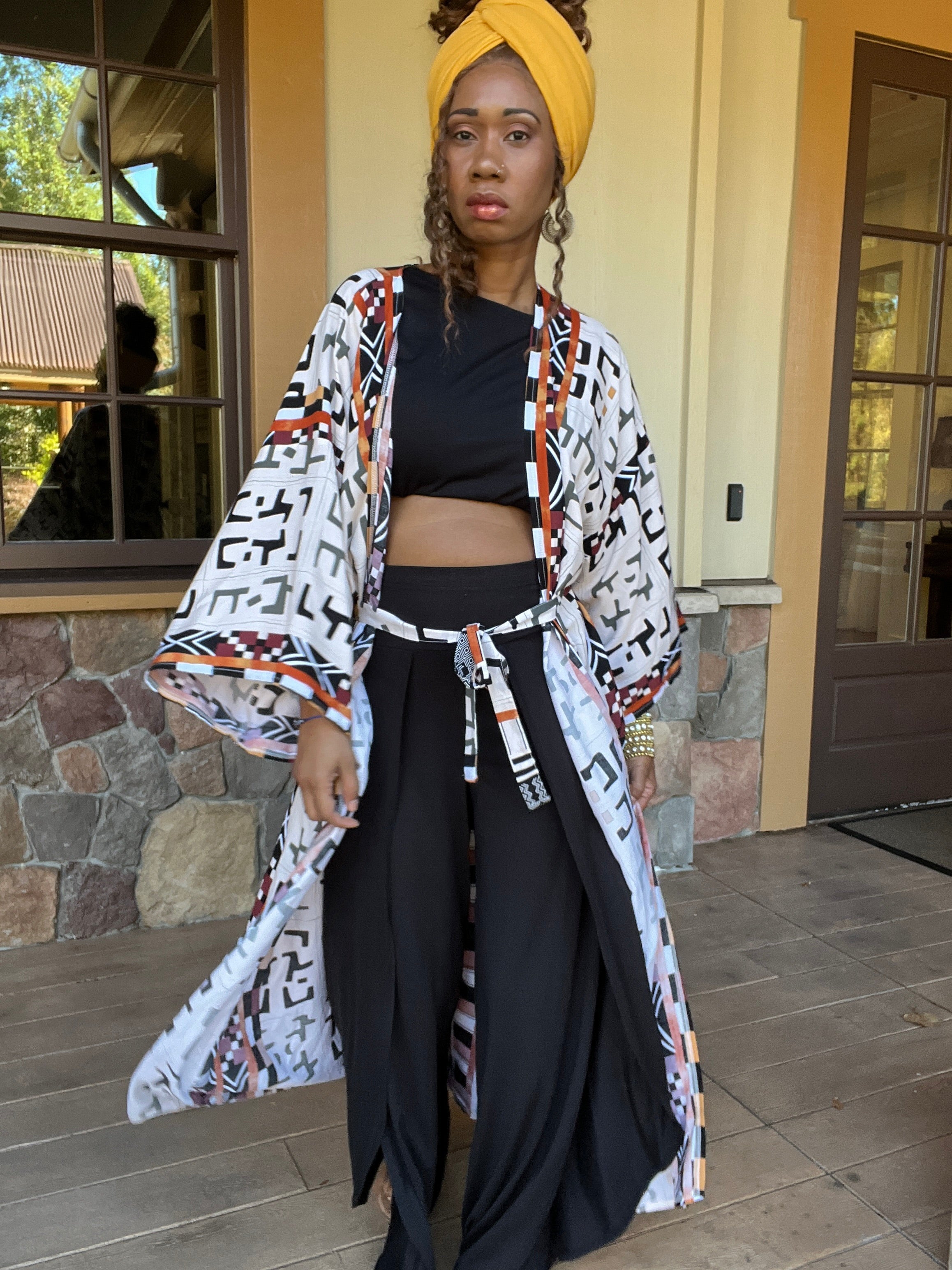 Printed duster tied in front on top of the Brianna 2-piece set in black