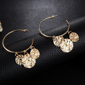 Tres Hammered C Hoop Earrings in Gold